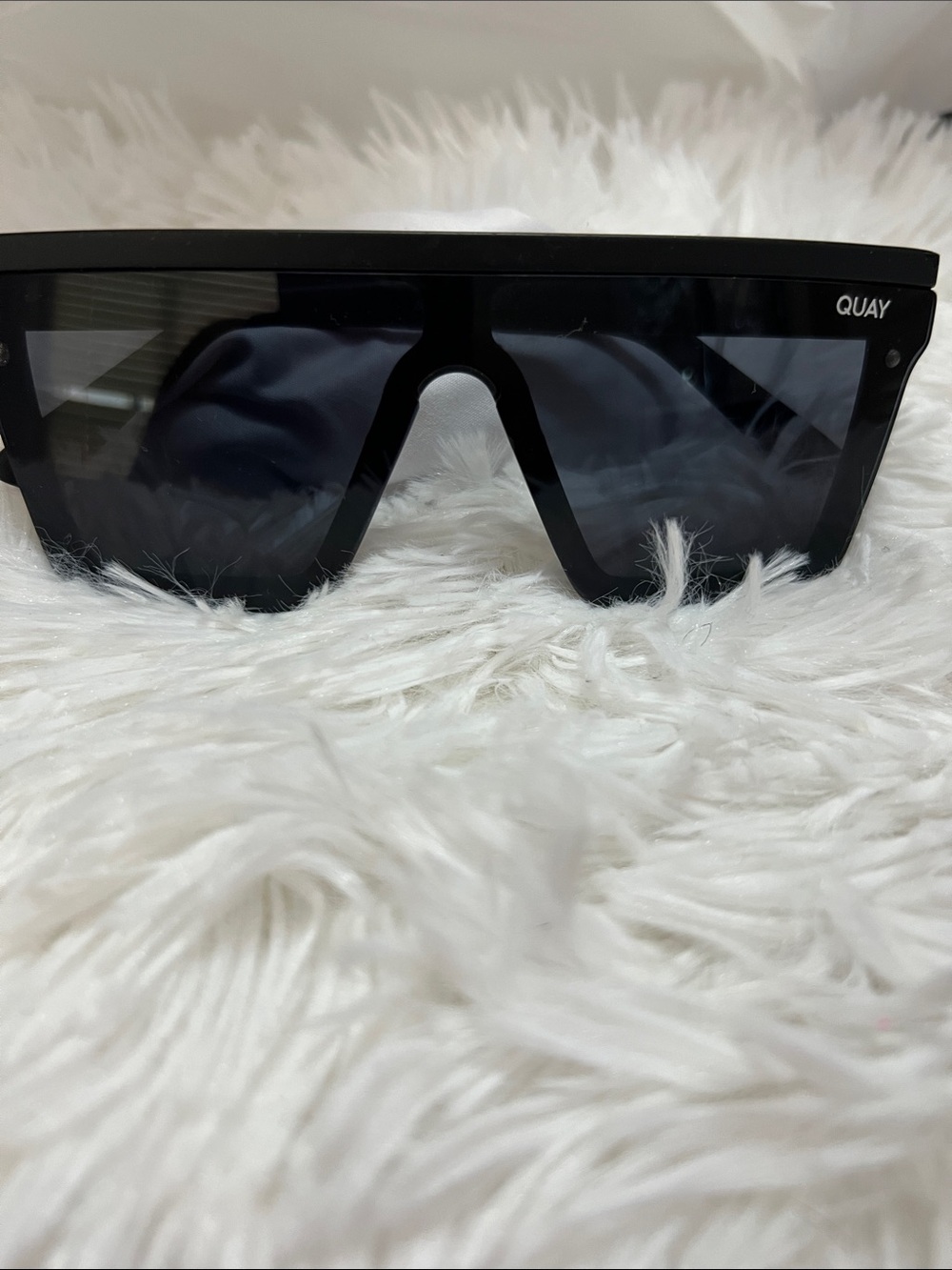 QUAY Hindsight Oversized Unisex Black Sunglasses/Matte Black Bar